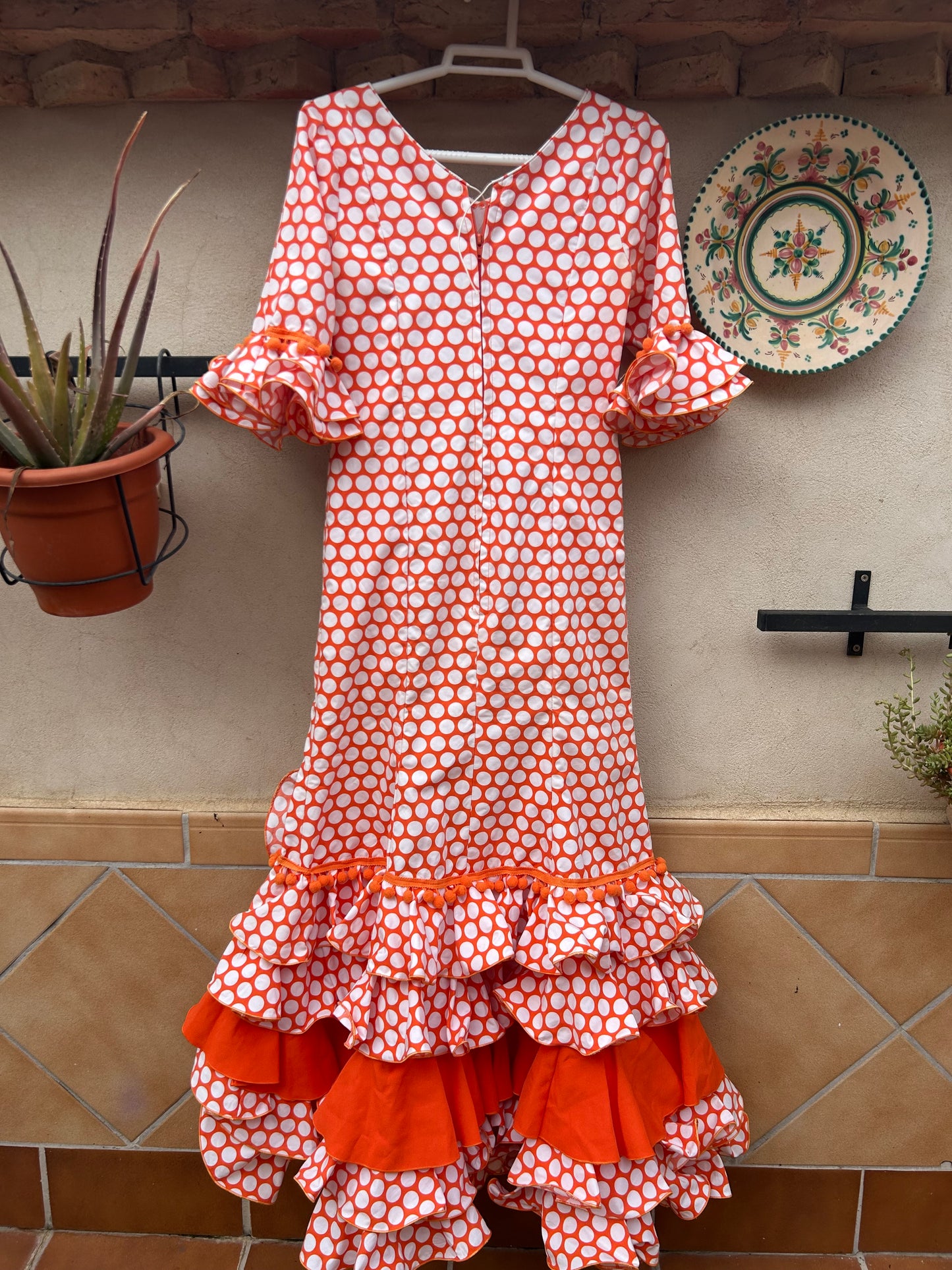 Traje de flamenca naranja con lunares blancos