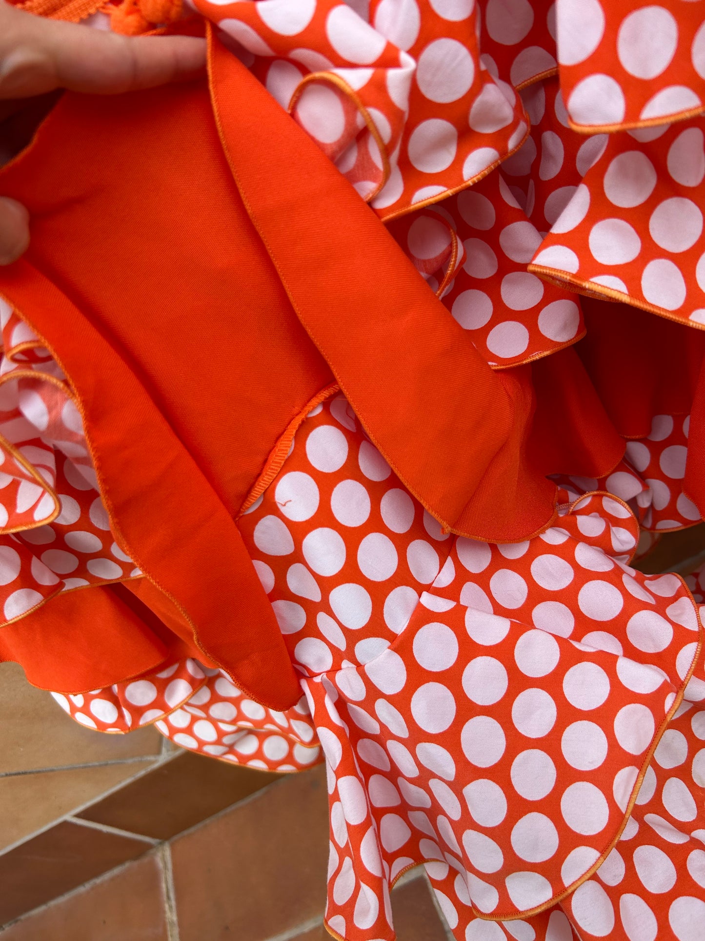 Traje de flamenca naranja con lunares blancos