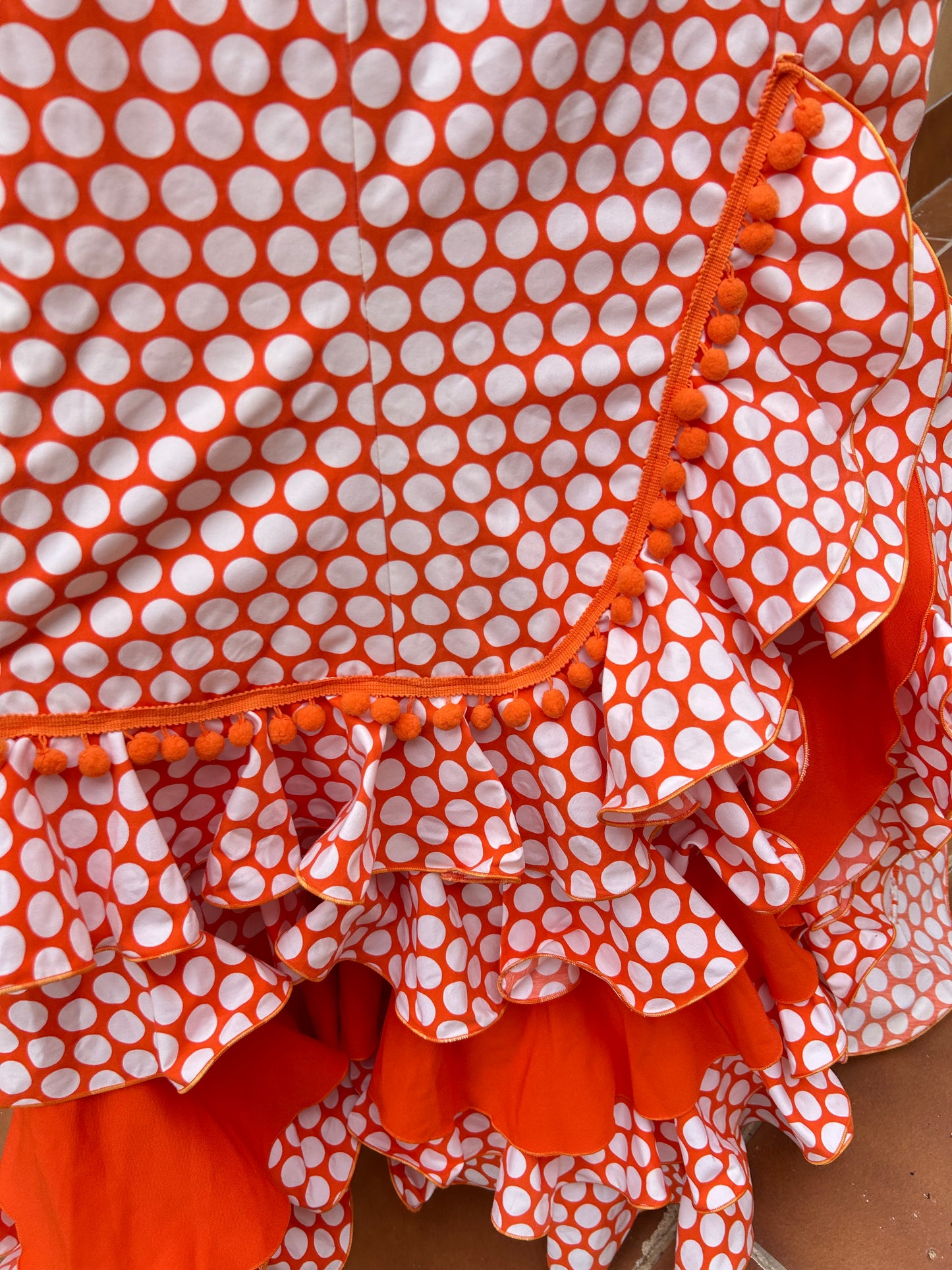 Traje de flamenca naranja con lunares blancos