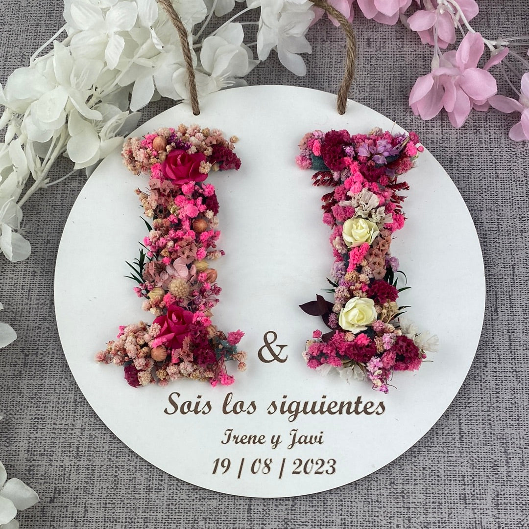 Placa con iniciales de flores